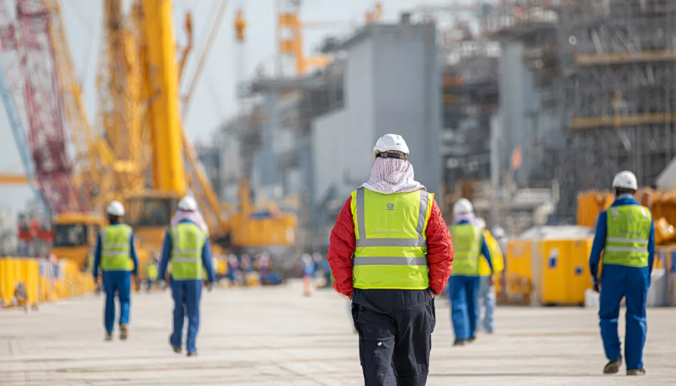 jay081480_77365_in_the_photo_several_workers_in_giallo_e_blu_5fb0f4dd-b2b1-43bb-9e99-aee26ad9bd60