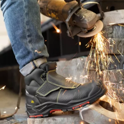 Perché sempre più aziende scelgono le scarpe antinfortunistiche Safetoe