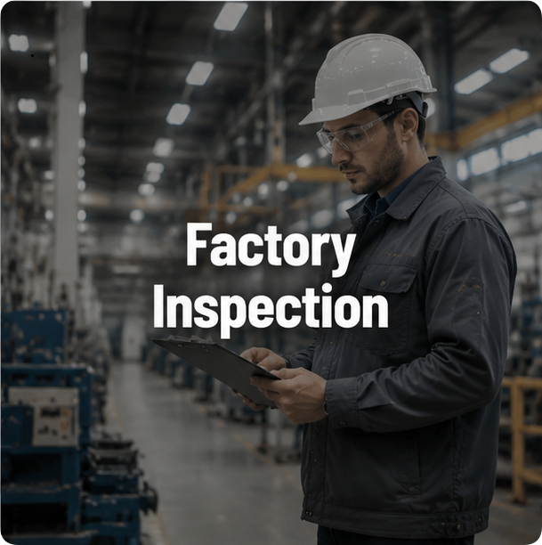 Ingegnere di fabbrica che esegue un'ispezione di apparecchiature industriali in un impianto di produzione